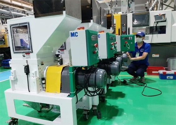مطحنة حبيبات بلاستيكية ذات سرعة منخفضة 2.2KW لون أبيض OG-3LS