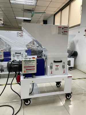كسارة بلاستيكية بطيئة السرعة SUS ، 380V مطحنة كسارة البلاستيك المحبب